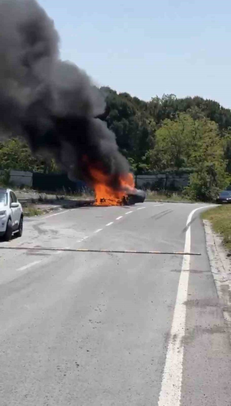EYÜPSULTAN’DA 20 MİLYON LİRA DEĞERİNDEKİ LÜKS OTOMOBİL ALEV TOPUNA DÖNDÜ: O ANLAR KAMERADA