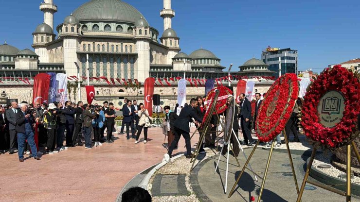 TAKSİM MEYDANI’NDA 19 MAYIS TÖRENİ