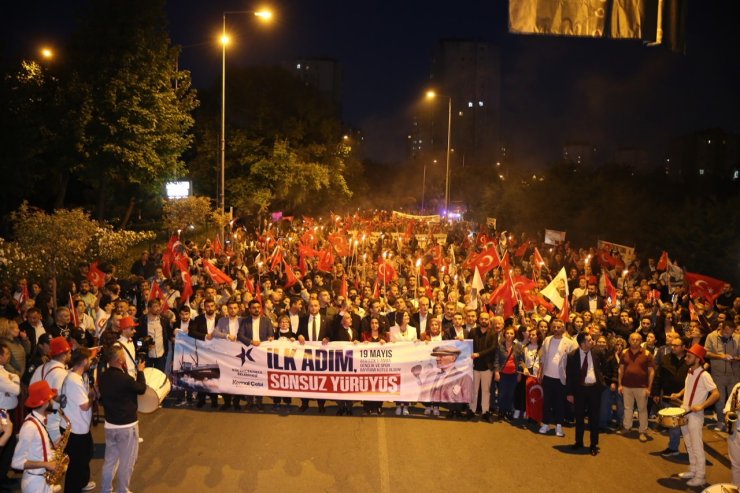KÜÇÜKÇEKMECE’DE 19 MAYIS COŞKUSU SOKAKLARA TAŞTI