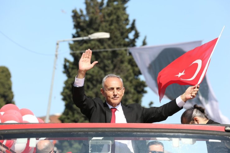 KÜÇÜKÇEKMECE’DE 19 MAYIS COŞKUSU SOKAKLARA TAŞTI