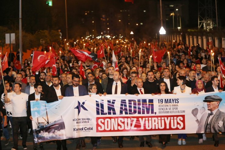 KÜÇÜKÇEKMECE’DE 19 MAYIS COŞKUSU SOKAKLARA TAŞTI