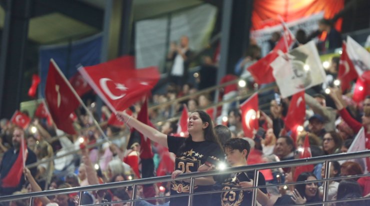 KÜÇÜKÇEKMECE’DE 19 MAYIS COŞKUSU SOKAKLARA TAŞTI