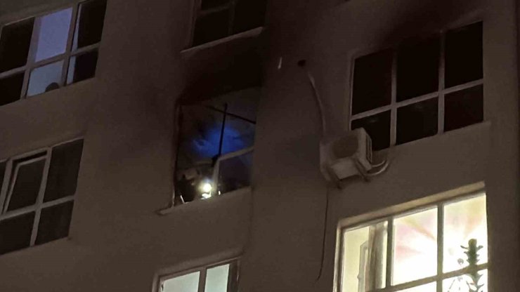 ESENYURT’TA YANGIN SIRASINDA PANİK YAPAN KADIN 8. KATTAN BÖYLE ATLADI