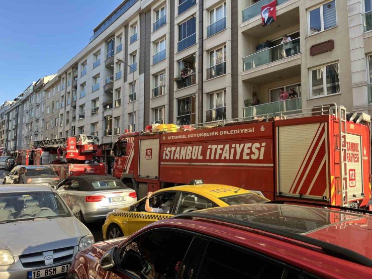 EYÜPSULTAN’DA 7 KATLI BİNANIN ÇATISI ALEV ALEV YANDI: YANGIN İKİ BİNAYA SIÇRADI