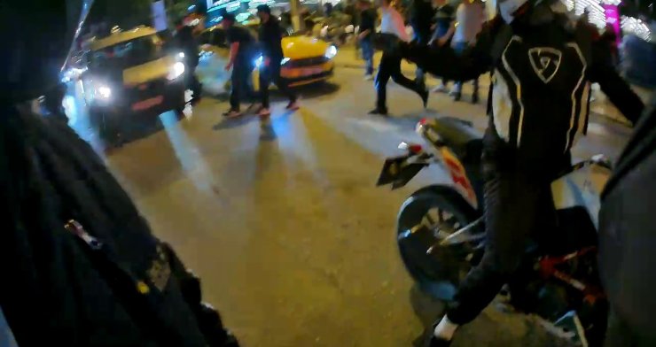 KADIKÖY’DE GALATASARAY ATKILI ARACA SALDIRI KAMERADA