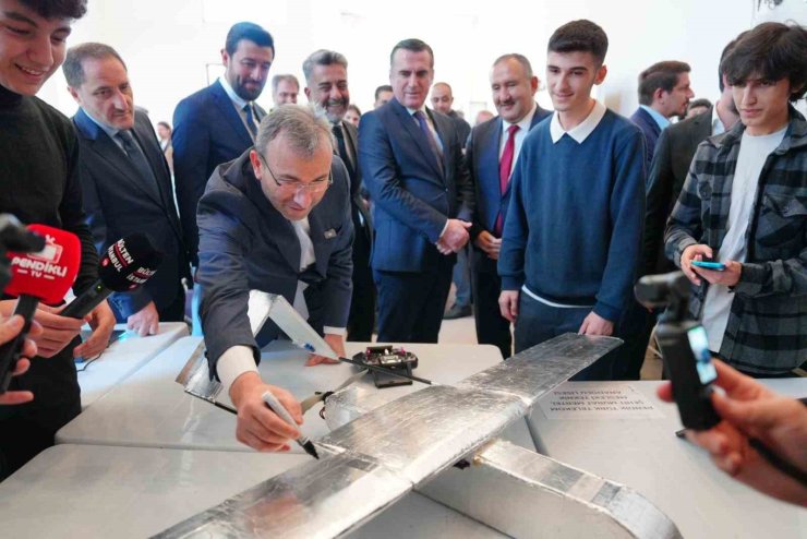 PENDİKLİ GENÇLERDEN AKILLI FABRİKA YÖNETİMİNDEN YAPAY ZEKAYA ÇIĞIR AÇAN PROJELER
