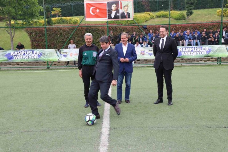 CUMHURİYET SAVCILARI İLE KURUM MÜDÜRLERİ DOSTLUK MAÇINDA SAHAYA ÇIKTI