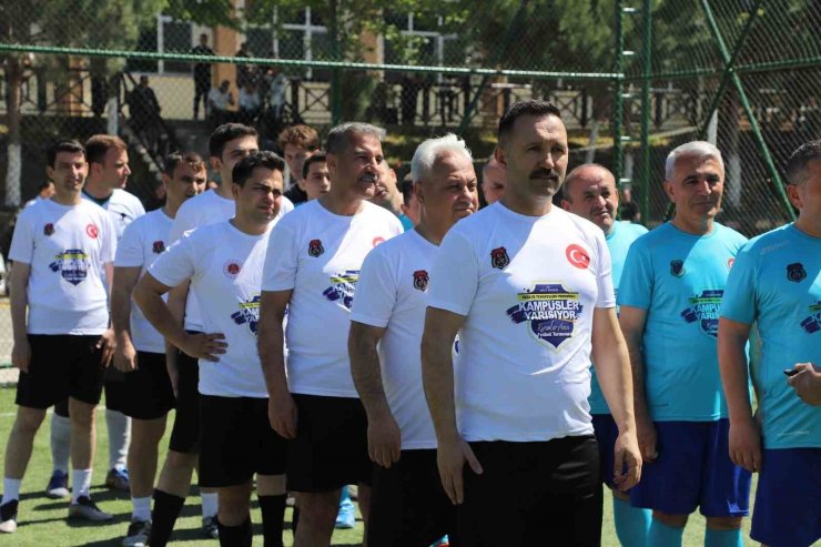 CUMHURİYET SAVCILARI İLE KURUM MÜDÜRLERİ DOSTLUK MAÇINDA SAHAYA ÇIKTI