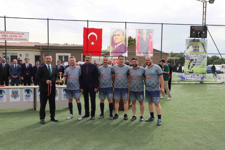 CUMHURİYET SAVCILARI İLE KURUM MÜDÜRLERİ DOSTLUK MAÇINDA SAHAYA ÇIKTI