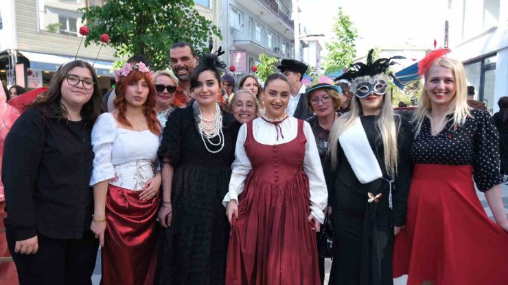 BÜYÜKÇEKMECE’DE TİYATRO FESTİVALİ’NİN PERDESİ AÇILDI