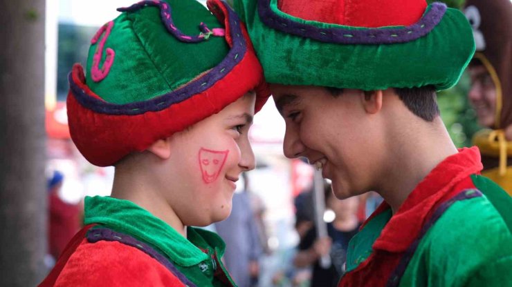 BÜYÜKÇEKMECE’DE TİYATRO FESTİVALİ’NİN PERDESİ AÇILDI
