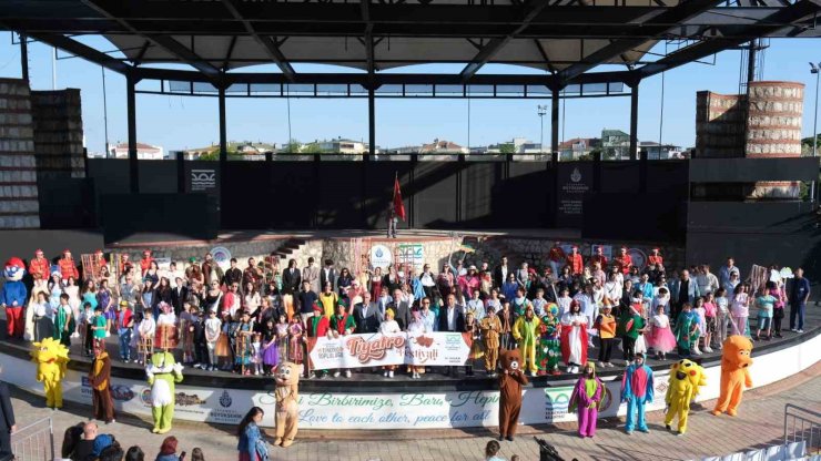 BÜYÜKÇEKMECE’DE TİYATRO FESTİVALİ’NİN PERDESİ AÇILDI