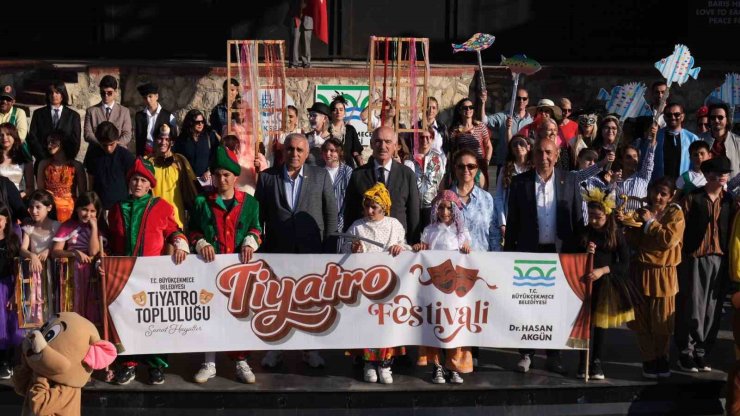 BÜYÜKÇEKMECE’DE TİYATRO FESTİVALİ’NİN PERDESİ AÇILDI