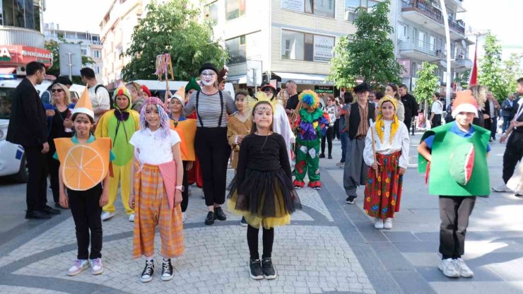 BÜYÜKÇEKMECE’DE TİYATRO FESTİVALİ’NİN PERDESİ AÇILDI