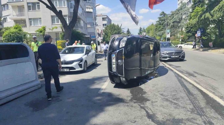 BEŞİKTAŞ’TA PARK HALİNDEKİ ARACA ÇARPAN OTOMOBİL YAN YATTI: 1 YARALI
