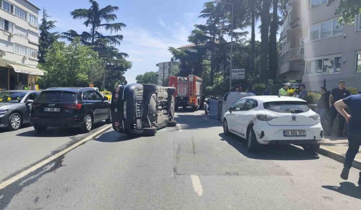 BEŞİKTAŞ’TA PARK HALİNDEKİ ARACA ÇARPAN OTOMOBİL YAN YATTI: 1 YARALI
