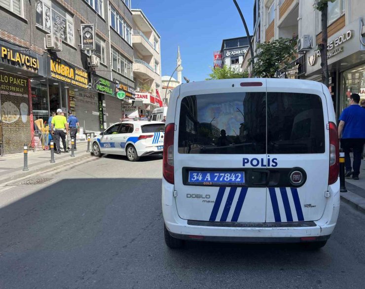 KÜÇÜKÇEKMECE’DE FENALAŞIP YOLA YIĞILAN ADAMIN ÜZERİNDEN ARAÇ GEÇTİ