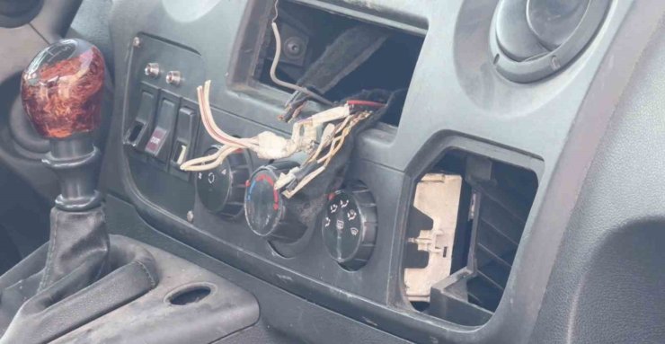 PARK HALİNDEKİ ARACIN ELEKTRİK VE TEKNİK AKSAMINI ÇALDILAR, O ANLAR KAMERADA