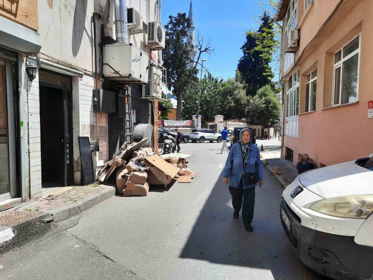 FATİH’TE "KONTROLSÜZ TAŞINMA" KAMERADA: EŞYALARINI 3. KATTAKİ CAMDAN BÖYLE ATTI