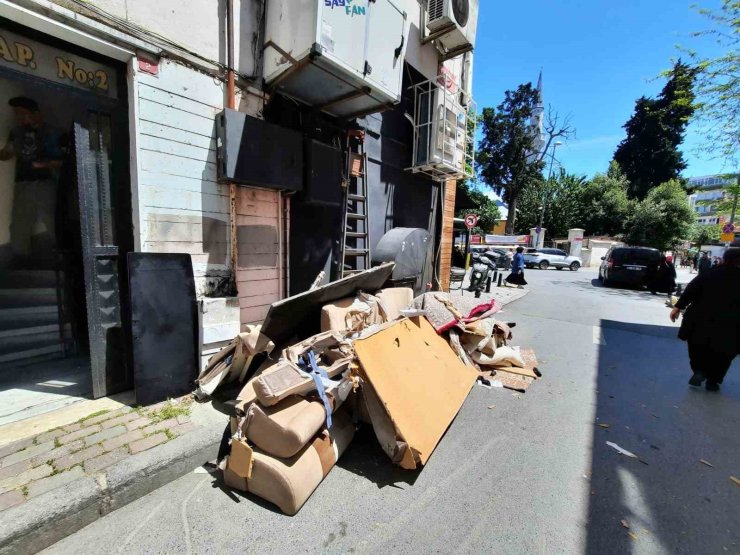 FATİH’TE "KONTROLSÜZ TAŞINMA" KAMERADA: EŞYALARINI 3. KATTAKİ CAMDAN BÖYLE ATTI