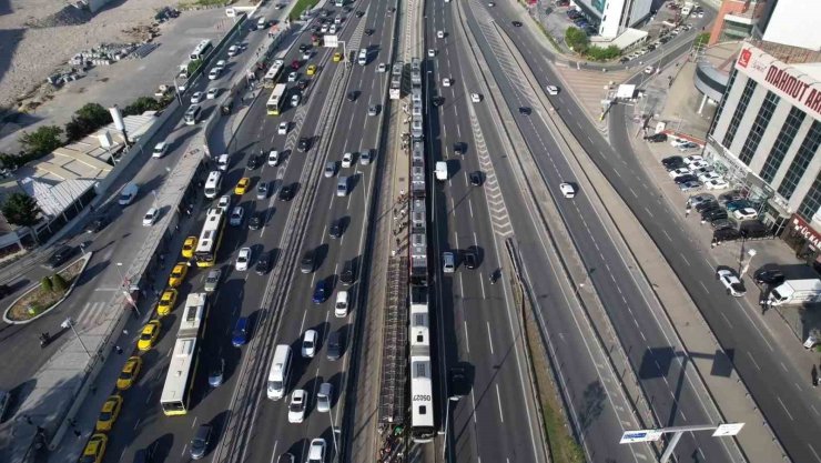 İSTANBUL’DA ÖZEL HALK OTOBÜSÜ GREVİ DURAKLARDA YOĞUNLUĞA NEDEN OLDU