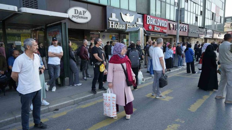 ÖZEL HALK OTOBÜSLERİ KONTAK KAPATTI, VATANDAŞLAR YOLDA KALDI