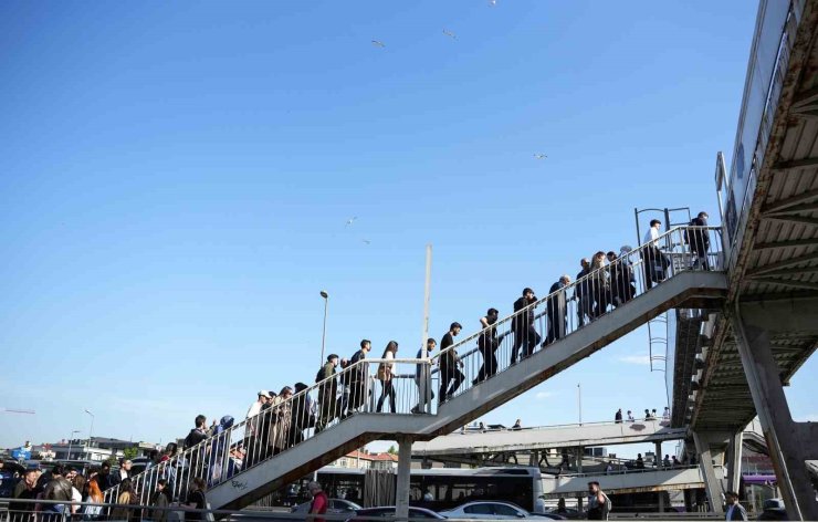 ÖZEL HALK OTOBÜSLERİ KONTAK KAPATTI: METROBÜSLERDE YAŞANAN YOĞUNLUK HAVADAN GÖRÜNTÜLENDİ