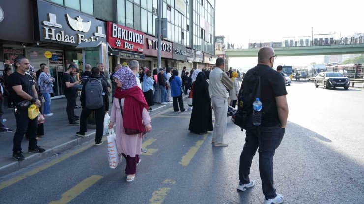 ÖZEL HALK OTOBÜSLERİ KONTAK KAPATTI, VATANDAŞLAR YOLDA KALDI