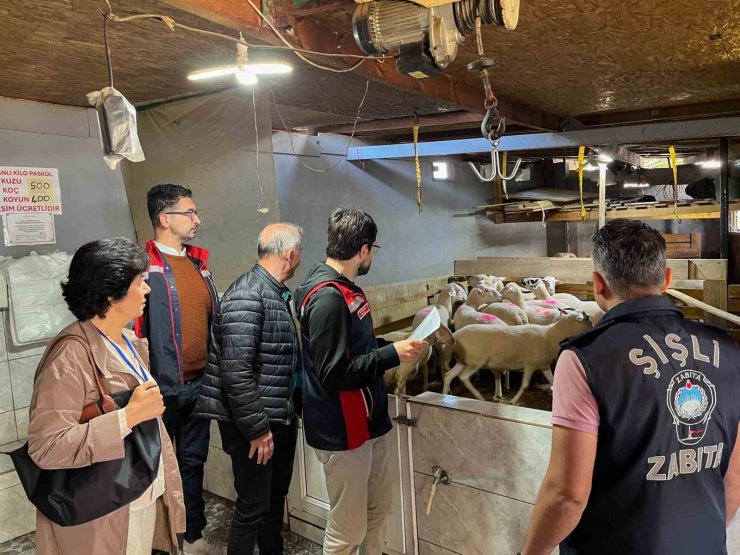 ŞİŞLİ’DE KURBAN SATIŞ VE KESİM YERLERİ DENETLENDİ