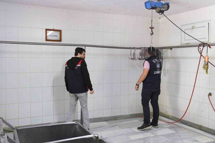 ŞİŞLİ’DE KURBAN SATIŞ VE KESİM YERLERİ DENETLENDİ