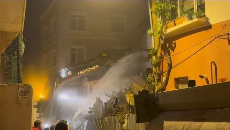 FATİH’TE KISMEN ÇÖKEN METRUK BİNA KONTROLLÜ OLARAK YIKILDI