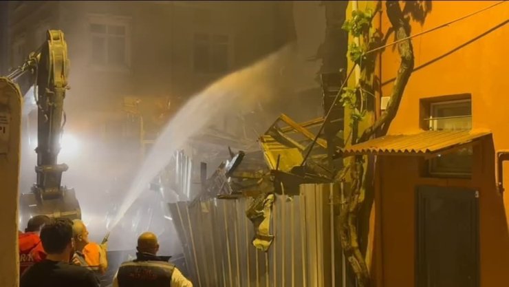 FATİH’TE KISMEN ÇÖKEN METRUK BİNA KONTROLLÜ OLARAK YIKILDI