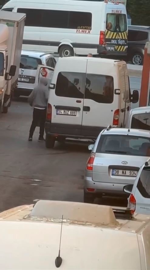 KÜÇÜKÇEKMECE’DE MASKELİ HIRSIZLAR KAMERADA