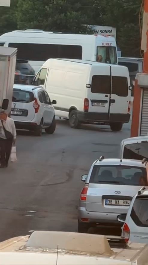 KÜÇÜKÇEKMECE’DE MASKELİ HIRSIZLAR KAMERADA
