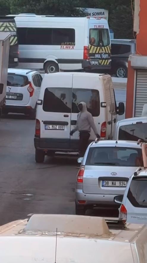 KÜÇÜKÇEKMECE’DE MASKELİ HIRSIZLAR KAMERADA