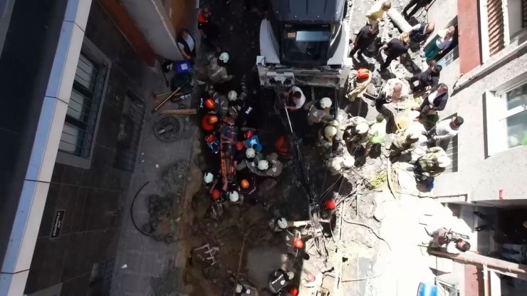 BAYRAMPAŞA’DA KANALİZASYON ÇALIŞMASINDA GÖÇÜK: 1 İŞÇİ KURTARILDI