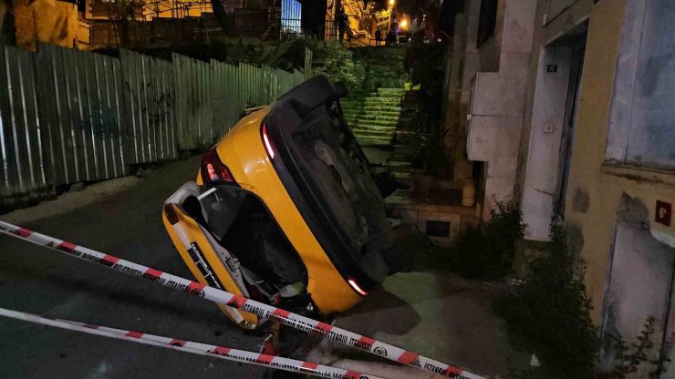 KAZA ANI KAMERADA... ŞİŞLİ’DE KONTROLDEN ÇIKAN TAKSİ TAKLA ATARAK ALT YOLA UÇTU: 1 YARALI