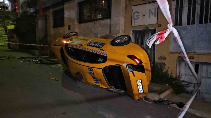 KAZA ANI KAMERADA... ŞİŞLİ’DE KONTROLDEN ÇIKAN TAKSİ TAKLA ATARAK ALT YOLA UÇTU: 1 YARALI