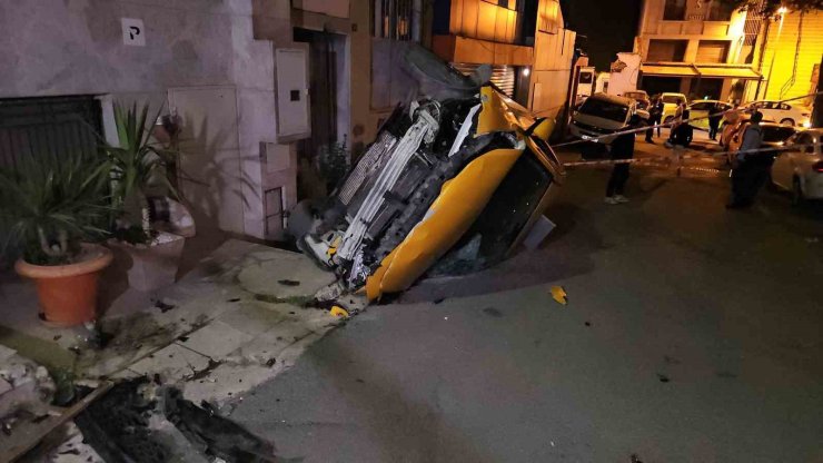 KAZA ANI KAMERADA... ŞİŞLİ’DE KONTROLDEN ÇIKAN TAKSİ TAKLA ATARAK ALT YOLA UÇTU: 1 YARALI
