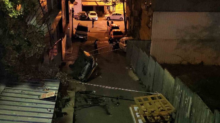 KAZA ANI KAMERADA... ŞİŞLİ’DE KONTROLDEN ÇIKAN TAKSİ TAKLA ATARAK ALT YOLA UÇTU: 1 YARALI