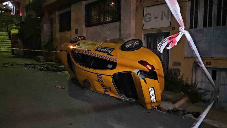 KAZA ANI KAMERADA... ŞİŞLİ’DE KONTROLDEN ÇIKAN TAKSİ TAKLA ATARAK ALT YOLA UÇTU: 1 YARALI