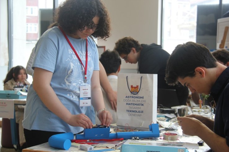 BİLİM ZEYTİNBURNU İLK ‘DENEYAP TEKNOLOJİ ATÖLYESİ’ MEZUNLARINI VERDİ