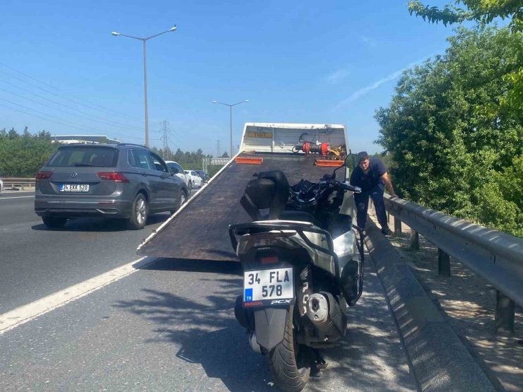 ÜMRANİYE’DE MOTOSİKLET BELEDİYE İŞÇİSİNE ÇARPTI: 1’İ AĞIR 2 YARALI