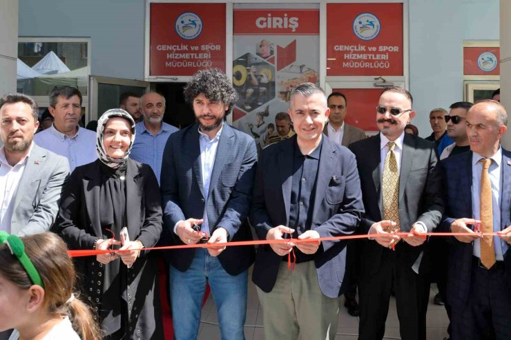 ESENYURT MERKEZ KAPALI YÜZME HAVUZU HİZMETE AÇILDI