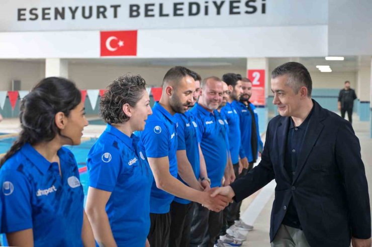 ESENYURT MERKEZ KAPALI YÜZME HAVUZU HİZMETE AÇILDI