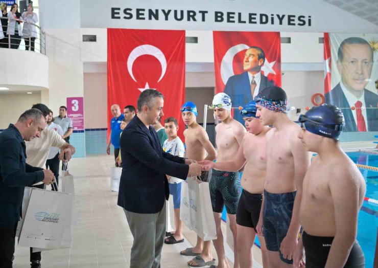 ESENYURT MERKEZ KAPALI YÜZME HAVUZU HİZMETE AÇILDI