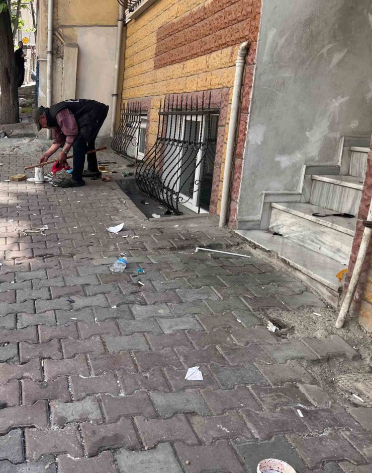 ESENYURT’TA YAŞLI ADAMIN ÇÖP EVİ 4’ÜNCÜ KEZ BOŞALTILDI