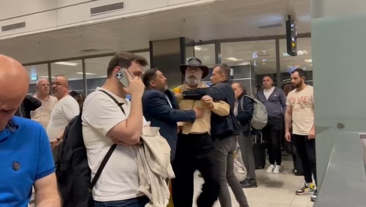 RESTORAN İŞLETMECİSİ CÜNEYT ASAN’IN HAVALİMANINDA YOLCUYLA TARTIŞTIĞI ANLAR KAMERADA