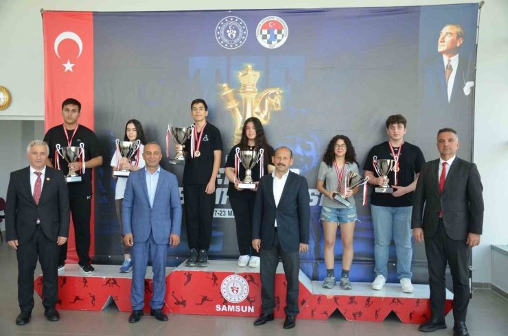 SATRANÇTA GENÇLER VE EMEKTARLAR KIYASIYA MÜCADELE ETTİ