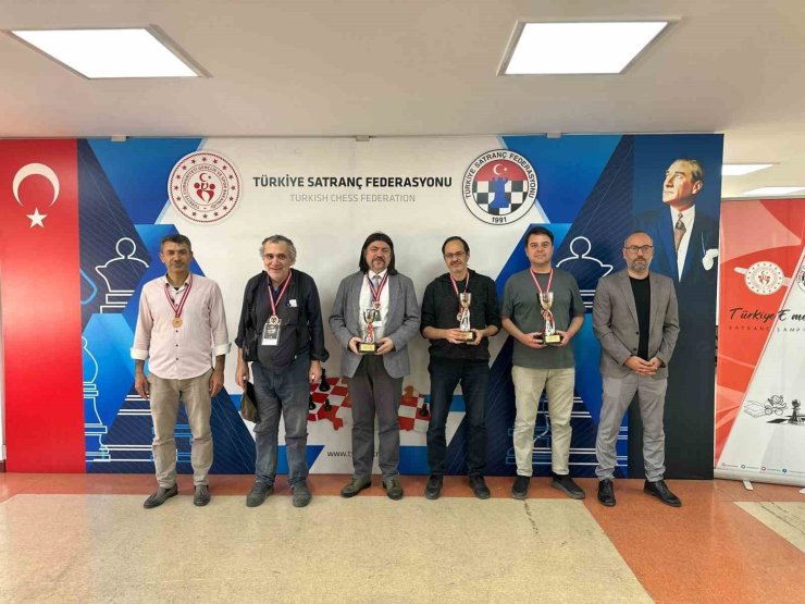 SATRANÇTA GENÇLER VE EMEKTARLAR KIYASIYA MÜCADELE ETTİ